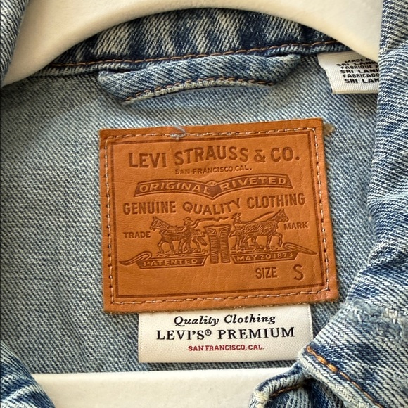 Levi's Classic Blue Denim Jacket - Picture 2 of 10